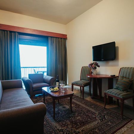 Holiday Suites Hotel & Beach Resort Jounieh Exterior foto