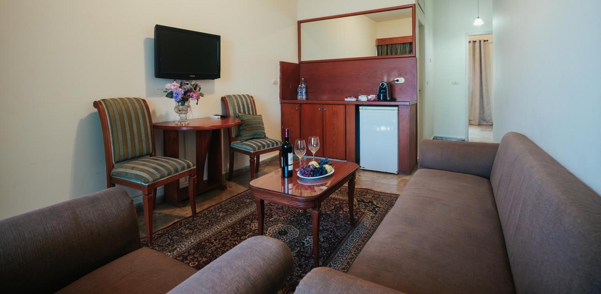 Holiday Suites Hotel & Beach Resort Jounieh Exterior foto
