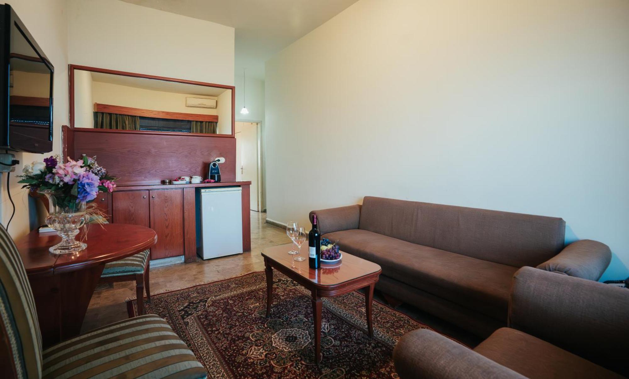 Holiday Suites Hotel & Beach Resort Jounieh Exterior foto