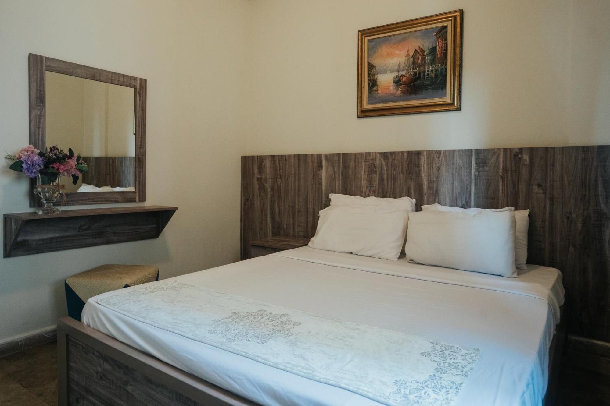 Holiday Suites Hotel & Beach Resort Jounieh Exterior foto