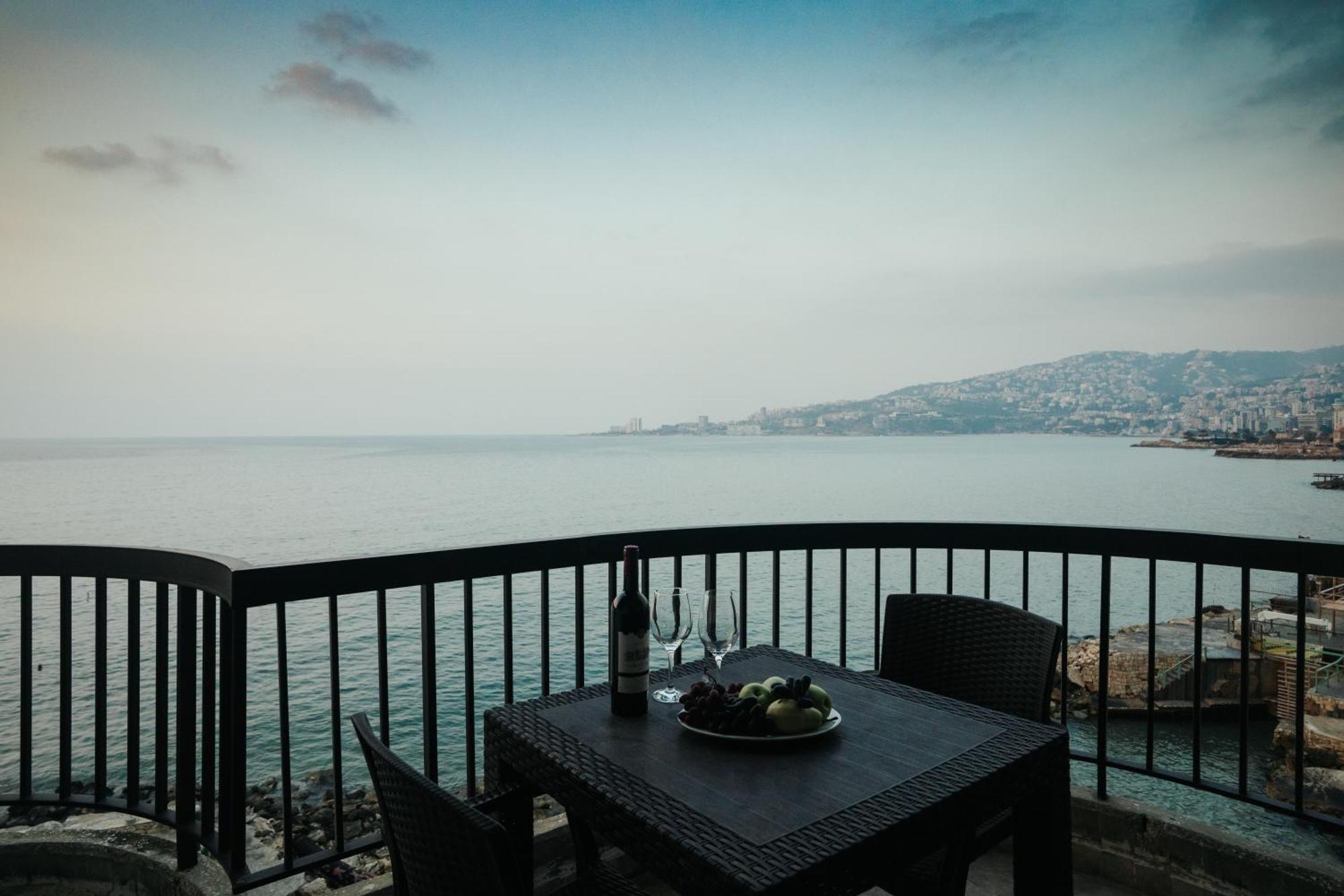 Holiday Suites Hotel & Beach Resort Jounieh Exterior foto
