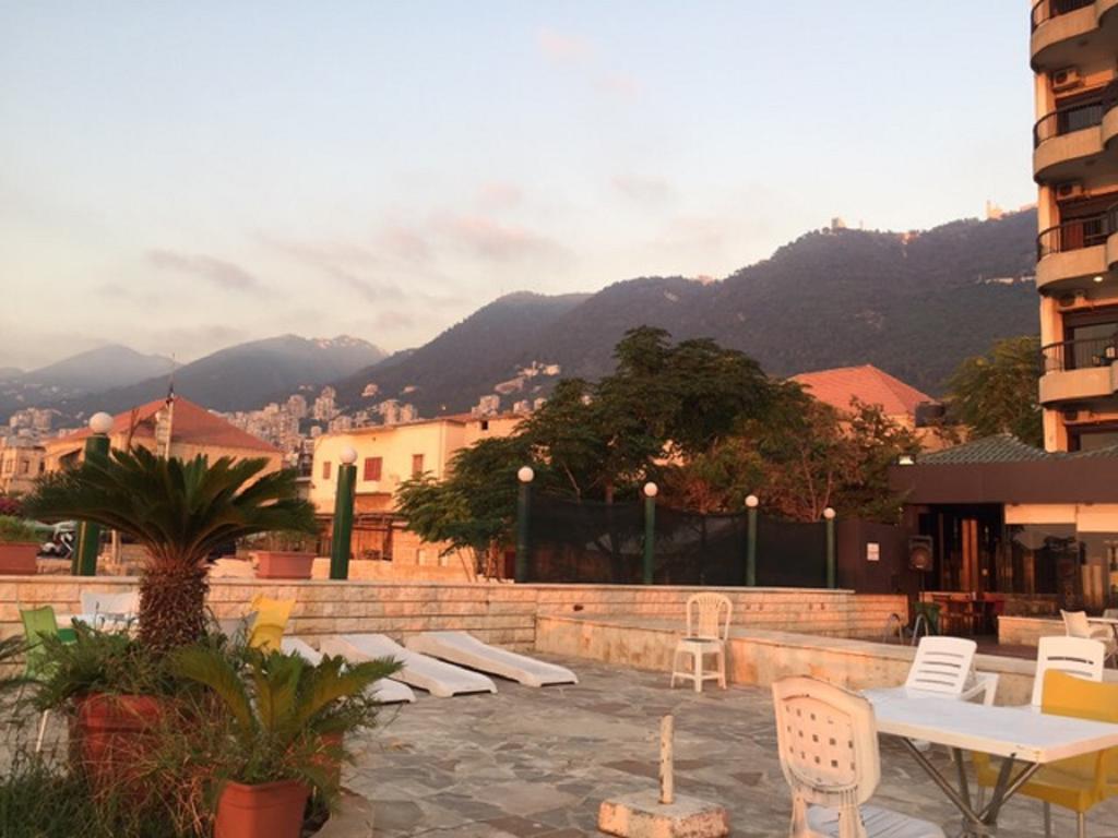 Holiday Suites Hotel & Beach Resort Jounieh Exterior foto
