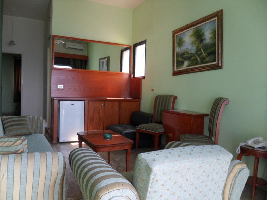 Holiday Suites Hotel & Beach Resort Jounieh Exterior foto