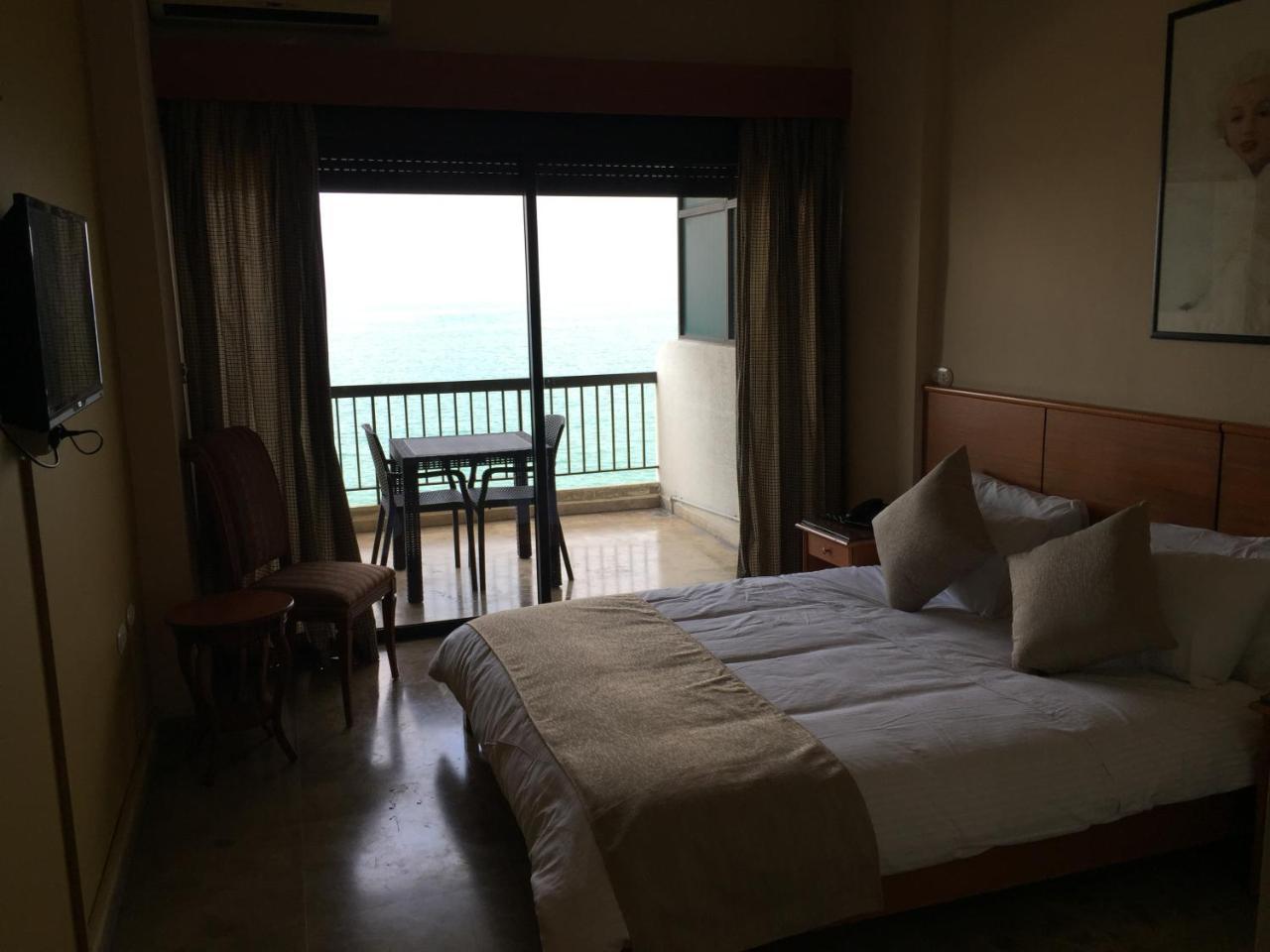 Holiday Suites Hotel & Beach Resort Jounieh Exterior foto