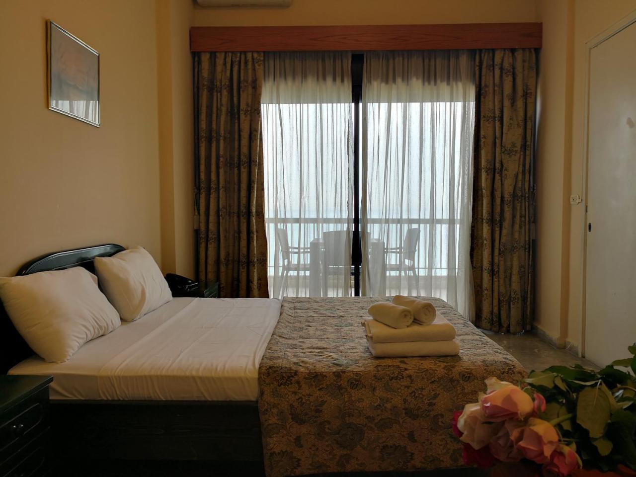Holiday Suites Hotel & Beach Resort Jounieh Exterior foto