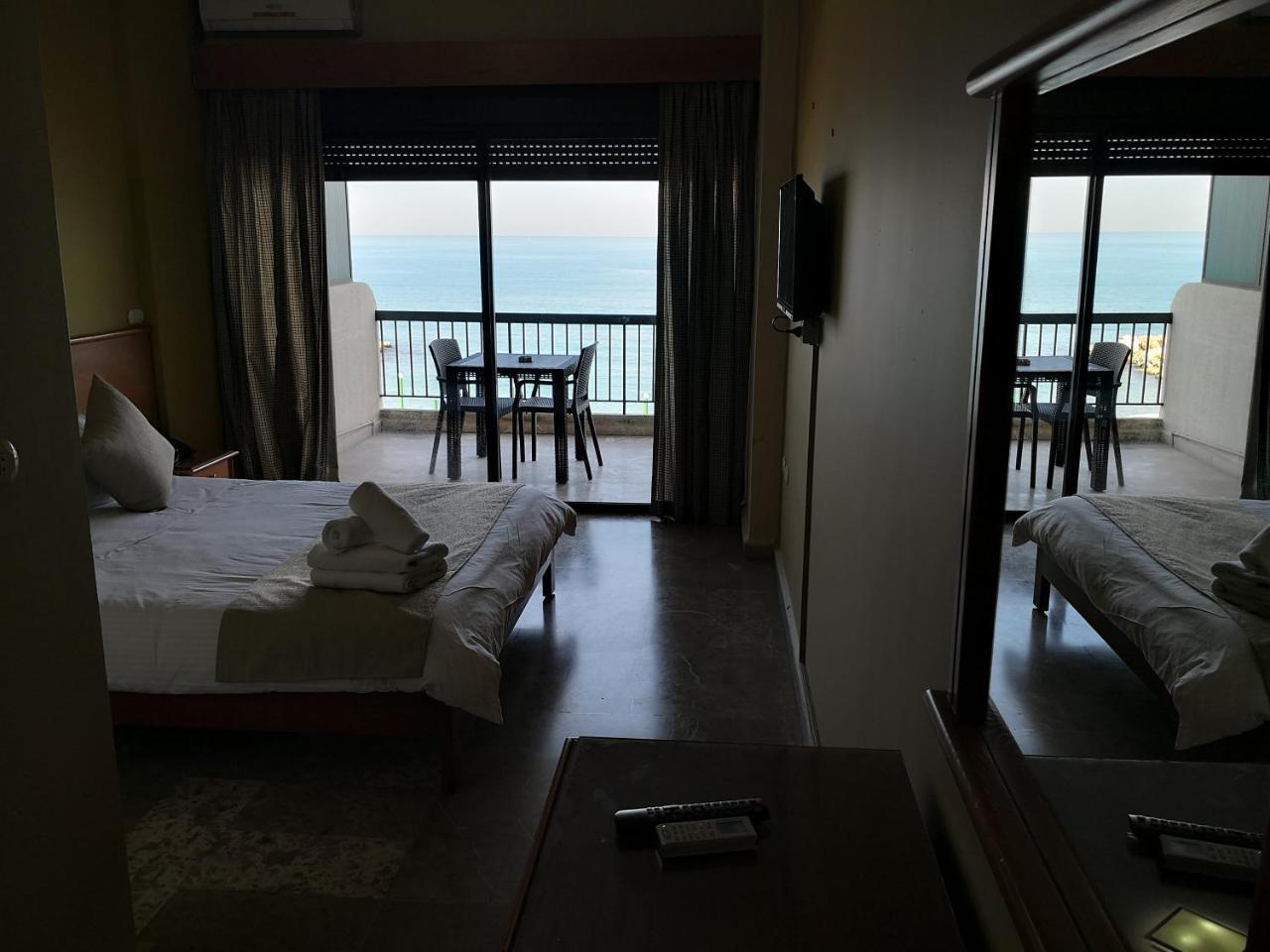 Holiday Suites Hotel & Beach Resort Jounieh Exterior foto
