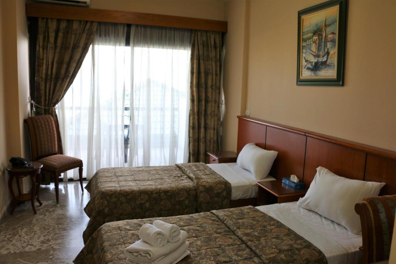 Holiday Suites Hotel & Beach Resort Jounieh Exterior foto