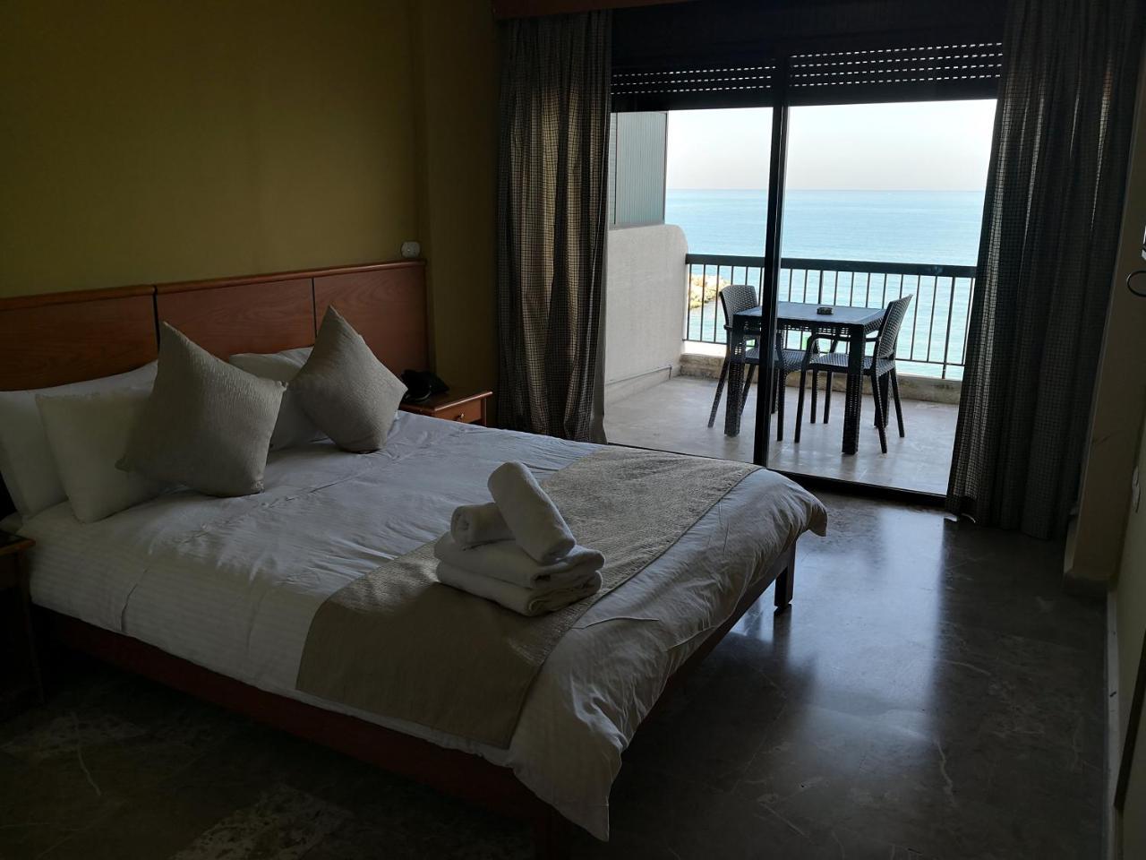 Holiday Suites Hotel & Beach Resort Jounieh Exterior foto
