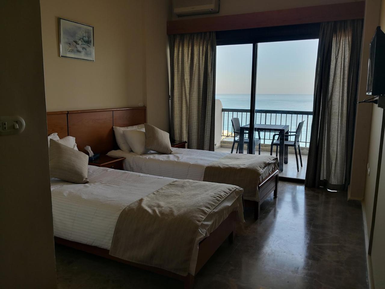Holiday Suites Hotel & Beach Resort Jounieh Exterior foto