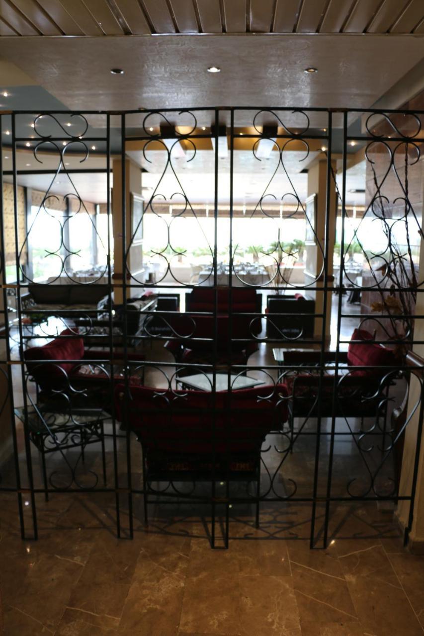 Holiday Suites Hotel & Beach Resort Jounieh Exterior foto