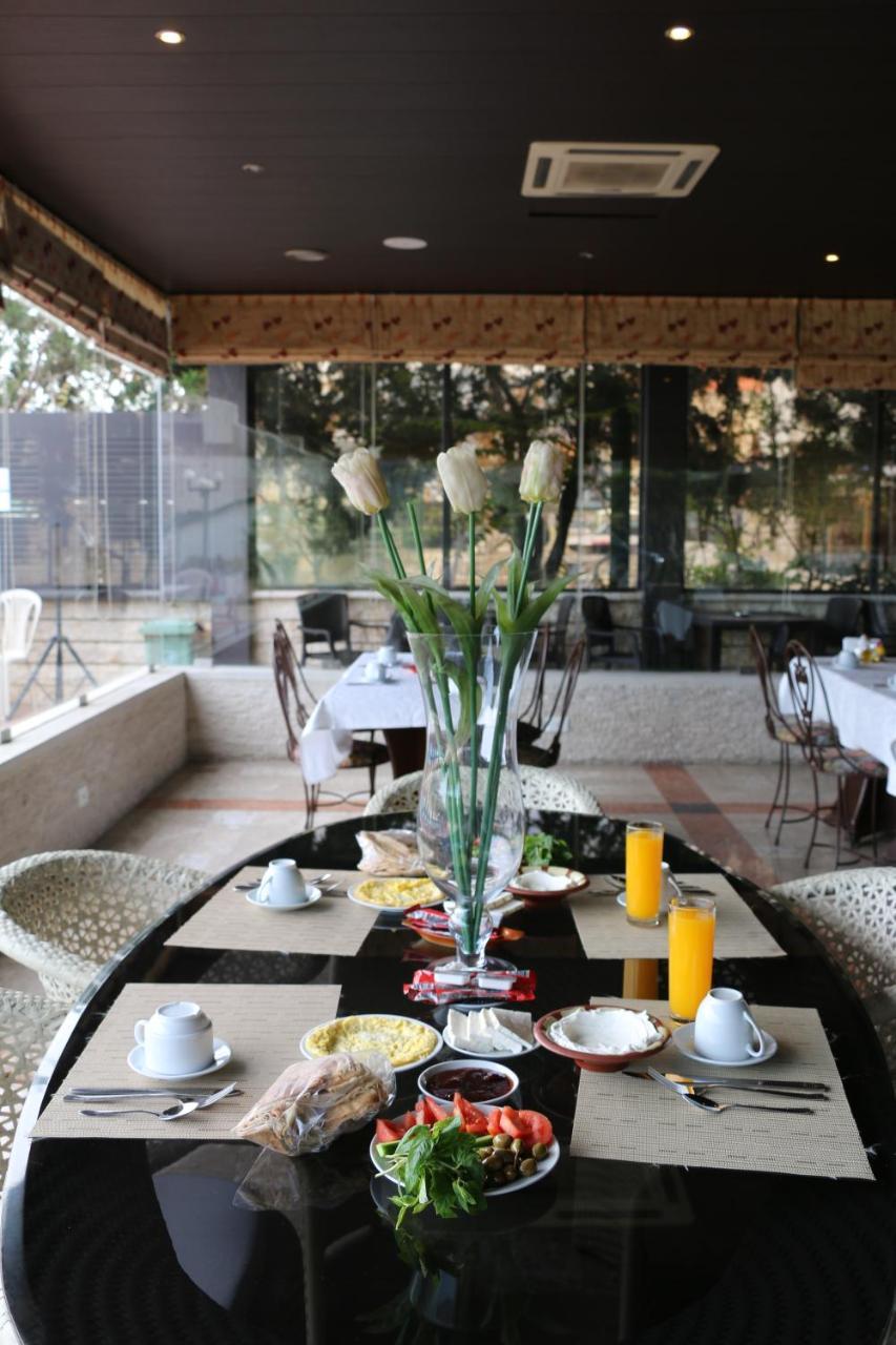 Holiday Suites Hotel & Beach Resort Jounieh Exterior foto