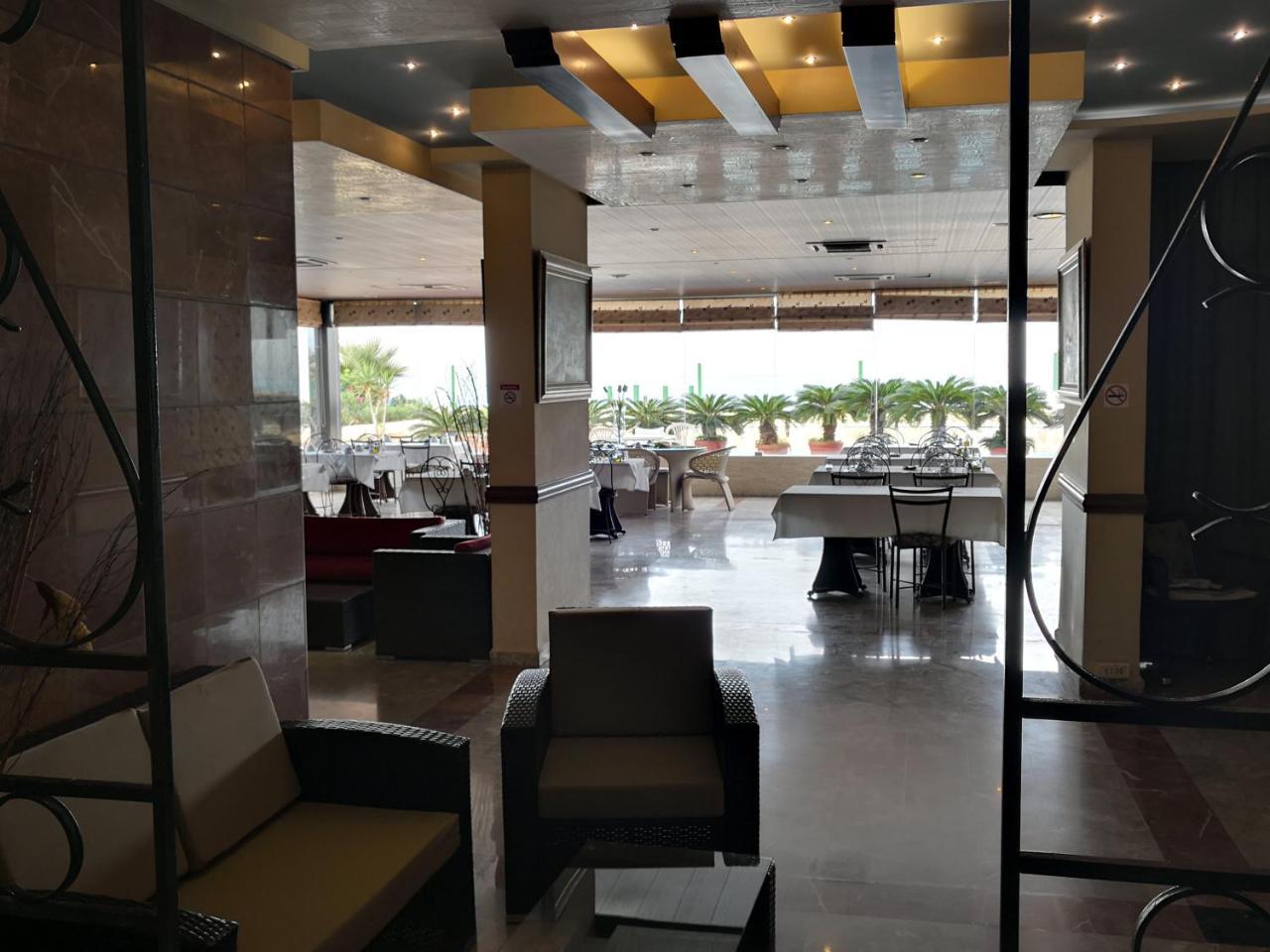 Holiday Suites Hotel & Beach Resort Jounieh Exterior foto