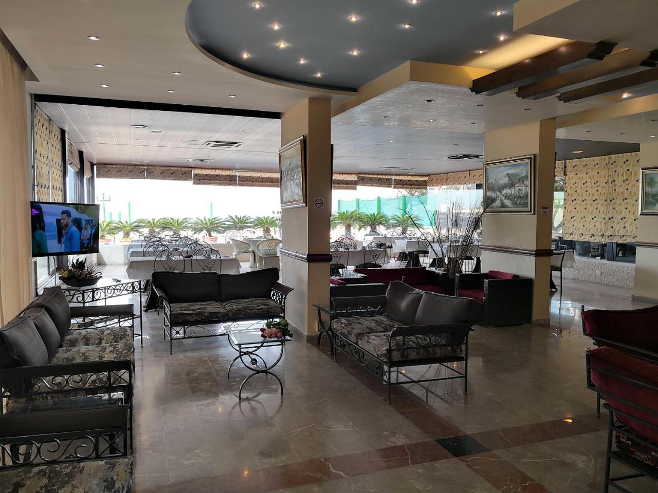 Holiday Suites Hotel & Beach Resort Jounieh Exterior foto