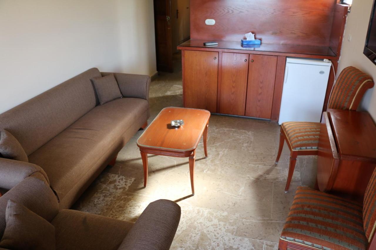 Holiday Suites Hotel & Beach Resort Jounieh Exterior foto