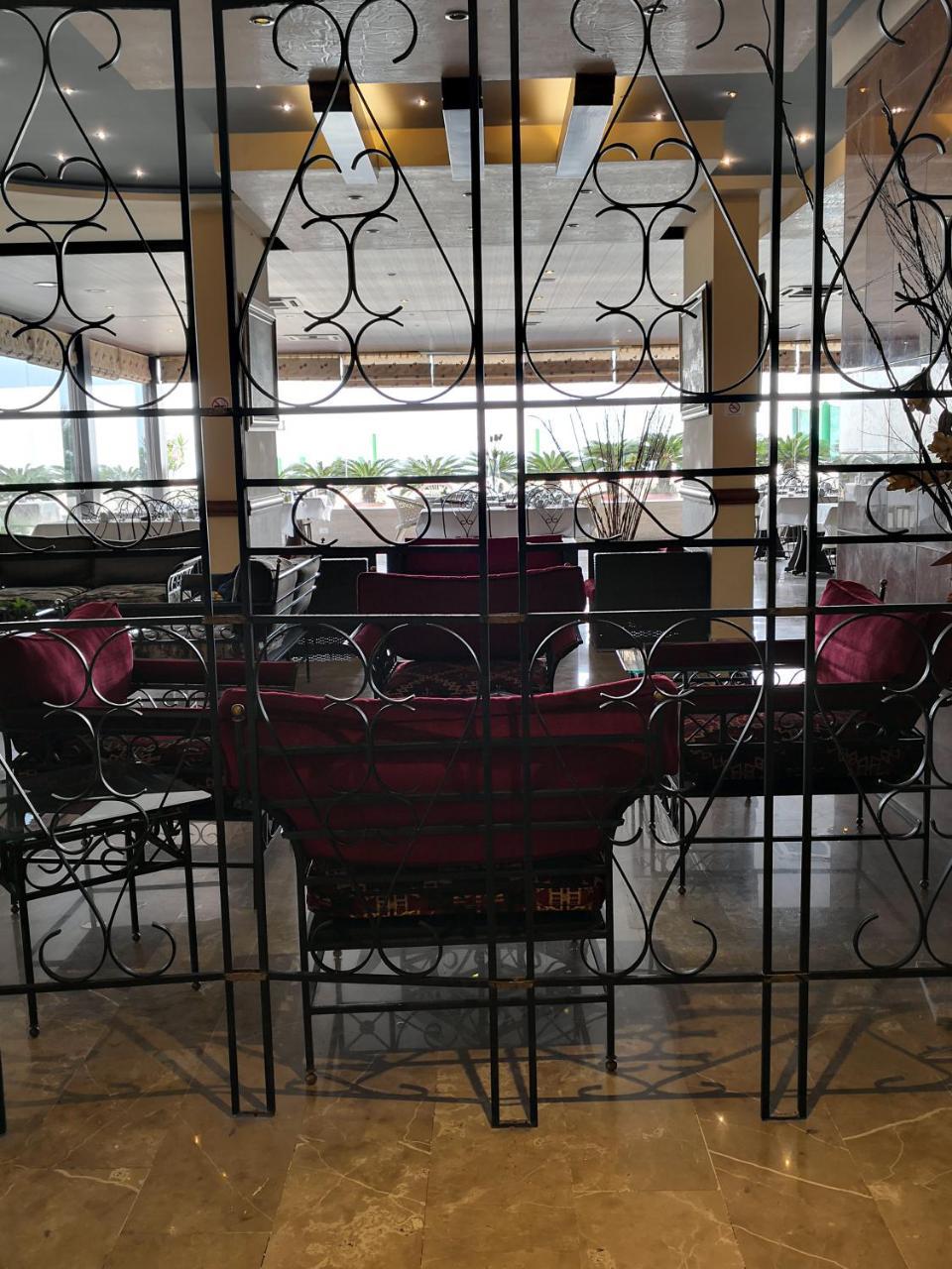 Holiday Suites Hotel & Beach Resort Jounieh Exterior foto