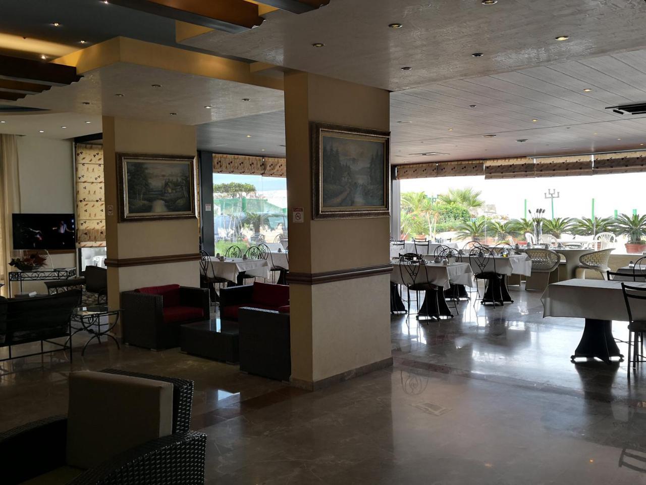 Holiday Suites Hotel & Beach Resort Jounieh Exterior foto