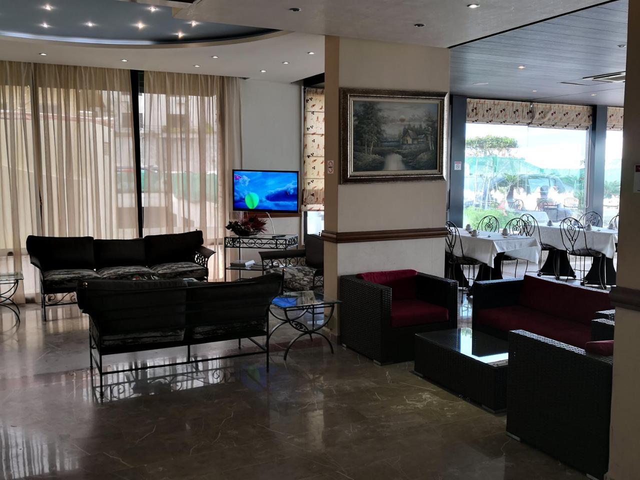 Holiday Suites Hotel & Beach Resort Jounieh Exterior foto