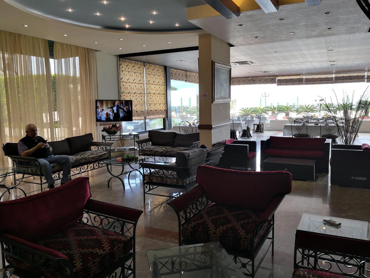 Holiday Suites Hotel & Beach Resort Jounieh Exterior foto