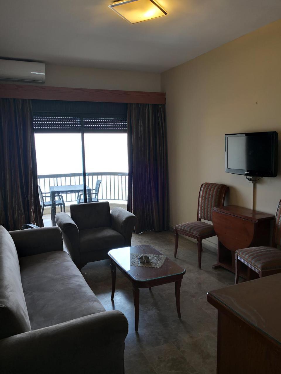 Holiday Suites Hotel & Beach Resort Jounieh Exterior foto