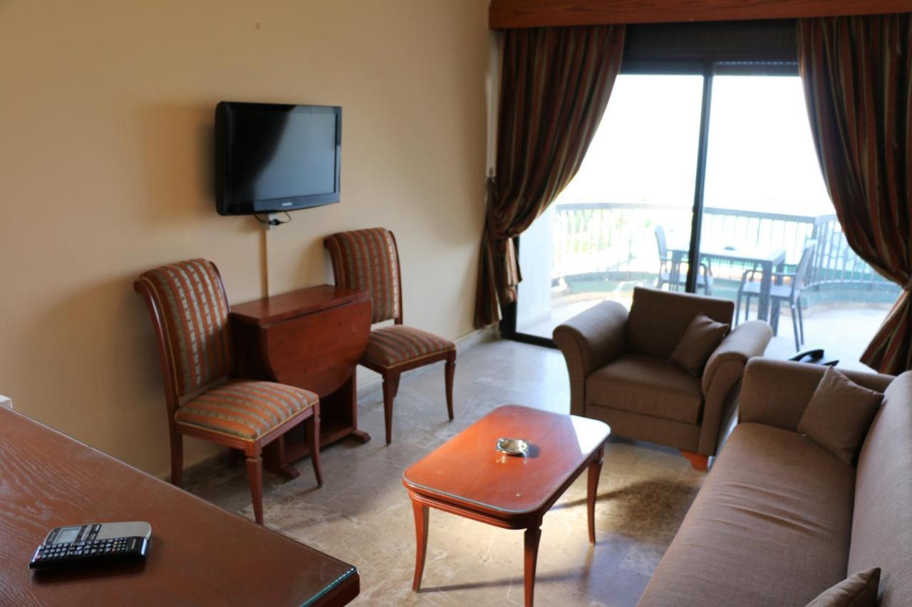 Holiday Suites Hotel & Beach Resort Jounieh Exterior foto